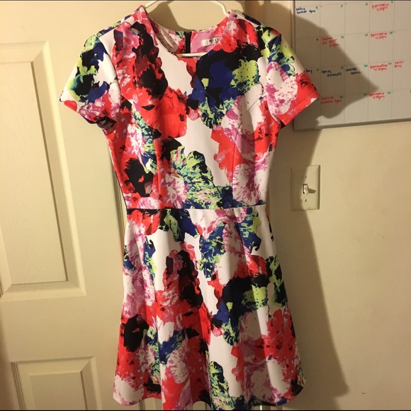 Gorgeous bright colored short sleeved dress