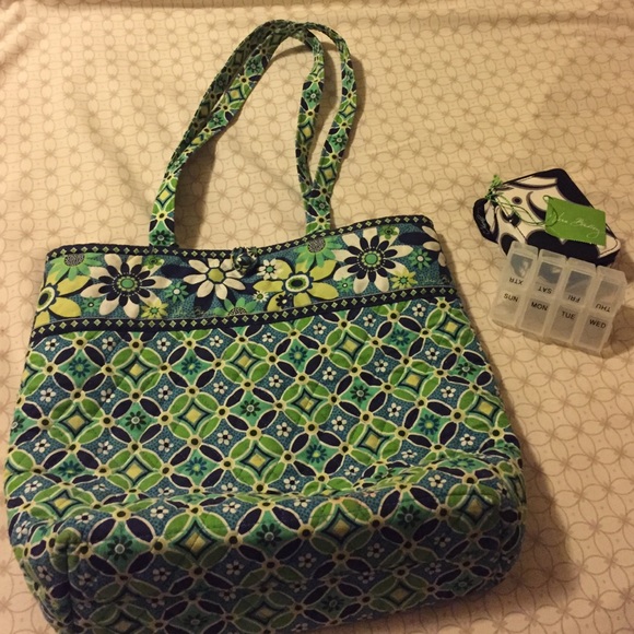 Vera Bradley shoulder bag/bonus travel pill case!