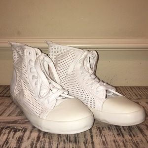 White flat sneakers