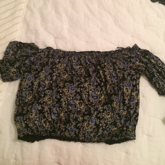 Off the shoulder short sleeved shirt