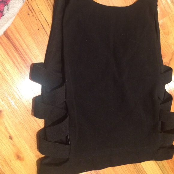 Crop top with open criss cross sides - Picture 2 of 2