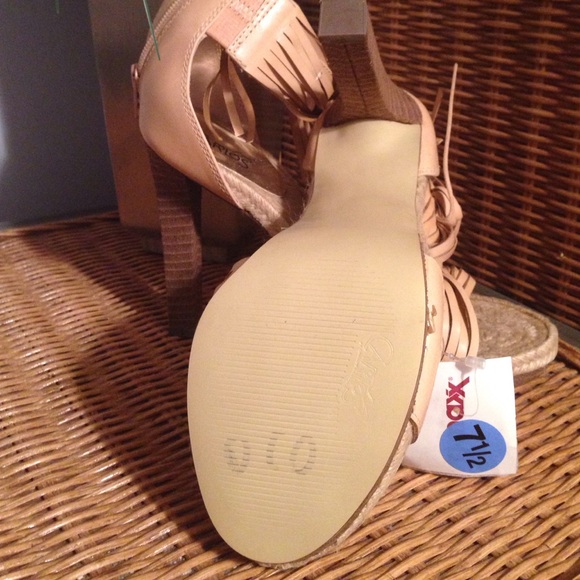 HP🎉10/11🎉NWT Carlos Santana Fringed Sandals - Picture 2 of 4