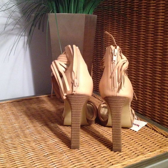 HP🎉10/11🎉NWT Carlos Santana Fringed Sandals - Picture 3 of 4