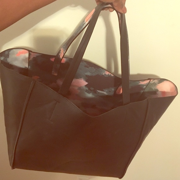 Reversible tote