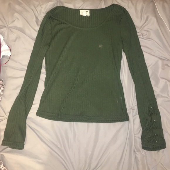 Green long sleeved robbed top with lace sleeves
