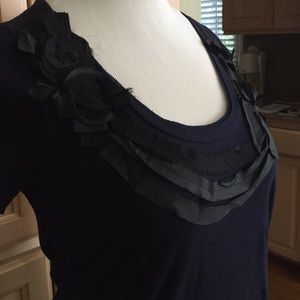 Super cute navy t-shirt with black ribbon detail😎