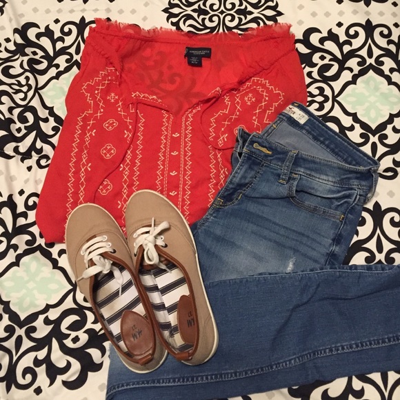 SOLD // American Eagle Outfitters cute peasant top