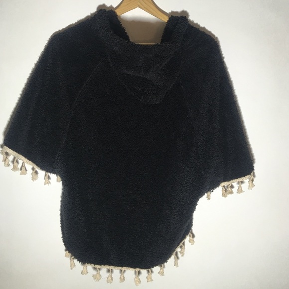 Black poncho - Picture 2 of 4