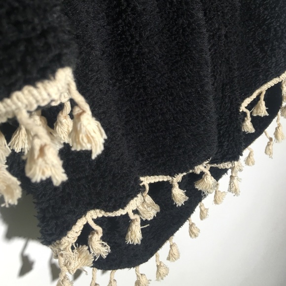 Black poncho - Picture 4 of 4