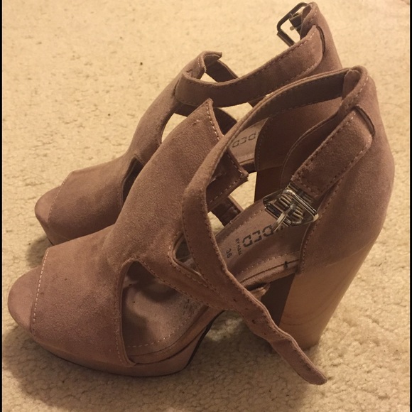 H&M Shoes - H&M Beige Pumps