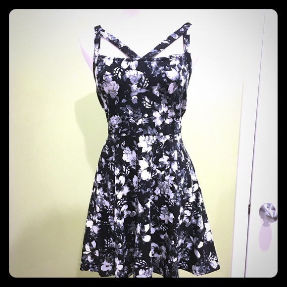 Forever 21 black cream skater dress medium - Picture 1 of 2