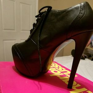 Black coast bootie pump