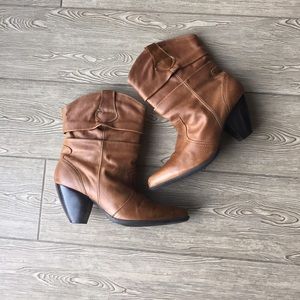 Adorable short boots! 🎀