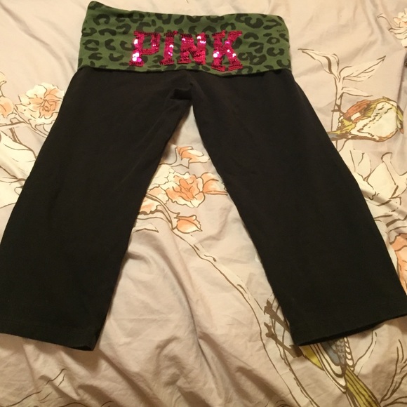 PINK Victoria's Secret Medium cropped yoga pants