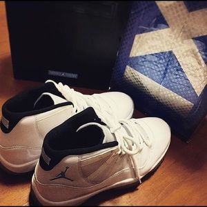 Air Jordan 11 legend blue