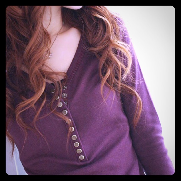 New Double Rivet Embellished V-neck T-shirt