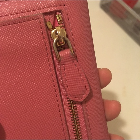 Prada - Picture 2 of 4