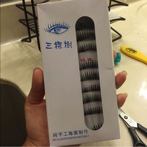 18 sets of lashes