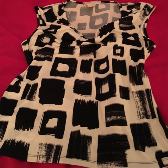 WHITE AND BLACK BLOUSE MINIMAL USED🌺🌺
