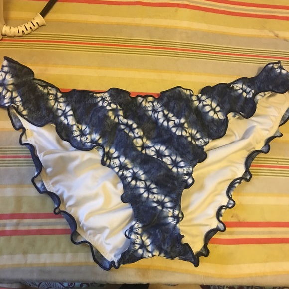 VS ruffle cheeky bottoms size M