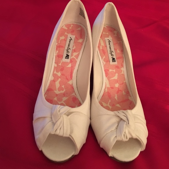 WHITE SHOES NEW NO TAGS 🌺🌺🌺