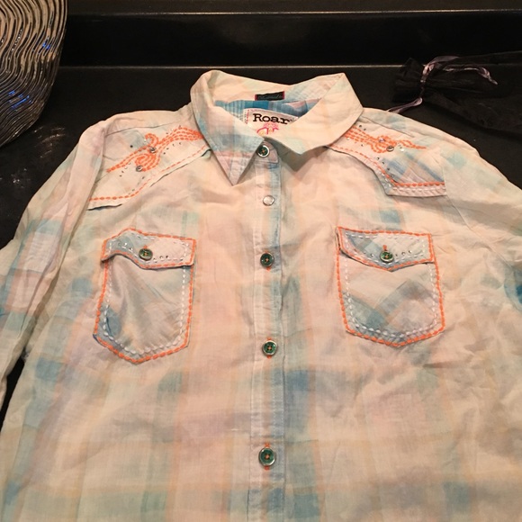 Women's roar button up