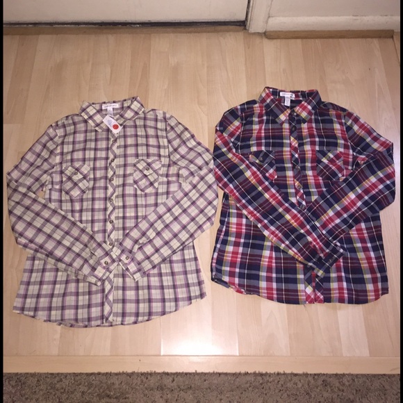 Plaid button downs 2 for 10$