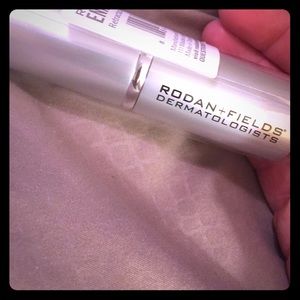 Rodan and fields retractable makeup brush