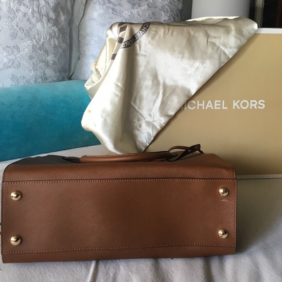 Real mk bag for sale asking $350 Obo - Picture 4 of 4