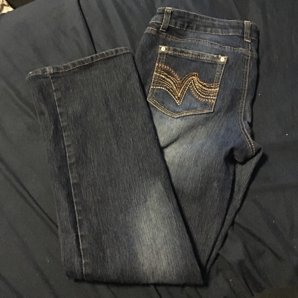 L.E.I Ashley Lowrise Slimboot jeans.