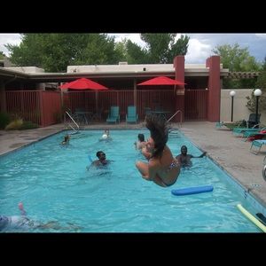 Meet your Posher, Caitlin