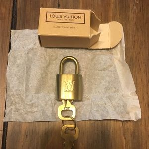 Authentic Louis Vuitton padlock with 2 keys. #302