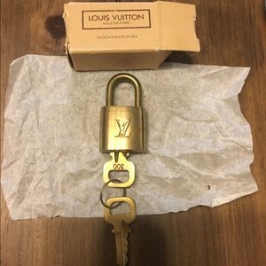 Authentic Louis Vuitton padlock with 2 keys. #300