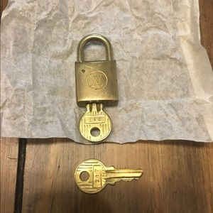 Authentic Louis Vuitton padlock with 2 keys. #217