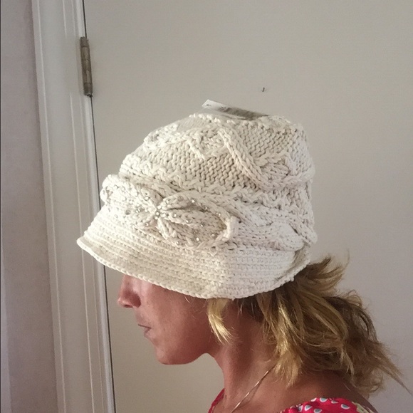 Knitted hat with rhinestone bow