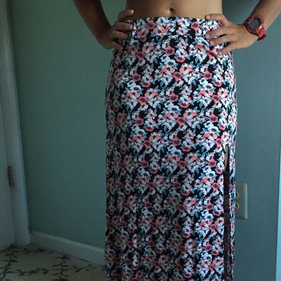 Brand new! Cute summer/spring maxi skirt