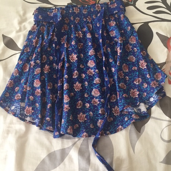 Skater skirt with removable tie