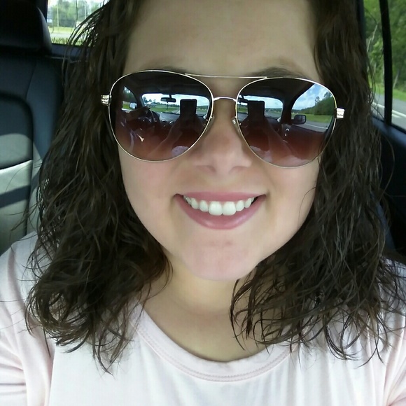 Meet your Posher, Emily - Picture 2 of 3