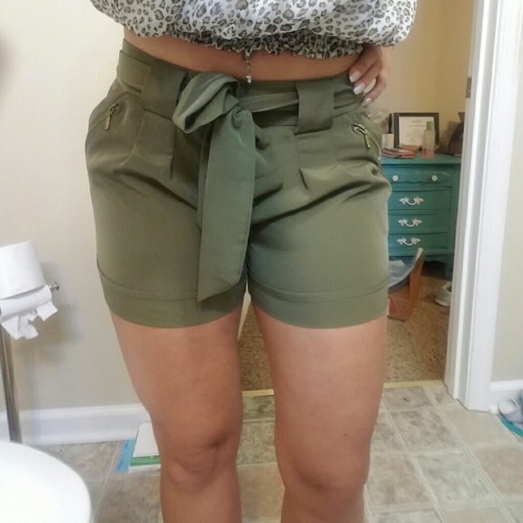 High Waisted Shorts w Bow