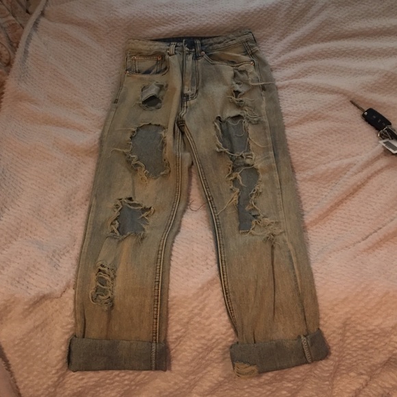 Super distressed boyfriend jeans