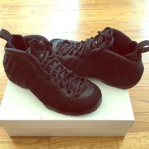 Nike foamposite triple black suede