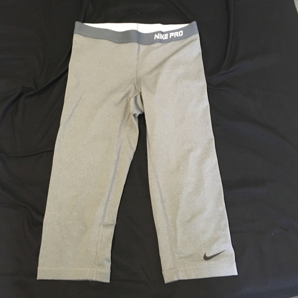 NIKE Pro Capris