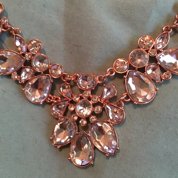 Adorable shiny statement necklace - Picture 2 of 3