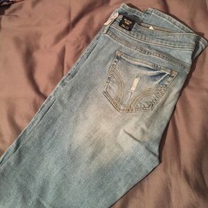 Hollister destroyed skinnies. Size 7R. NWT