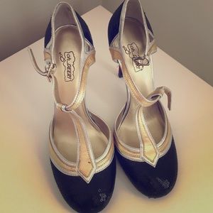 Oh deer! Gold, Black and red pumps. Vintage style