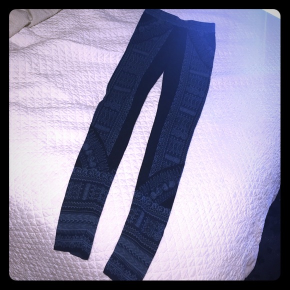 BCBG MAXAZRIA size S patterned winter legging! - Picture 1 of 4