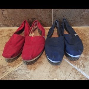 2 pairs of TOMS