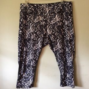 Zella Black Pebble Print Capri Pant