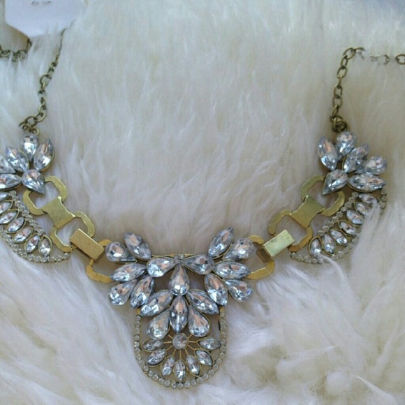 Host Pick🎉Antique Gold Crystal Statement Necklace - Picture 3 of 4