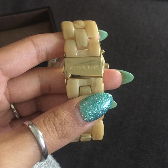 ♦️Sold♦️Michael Kors Gold Watch - Picture 4 of 4